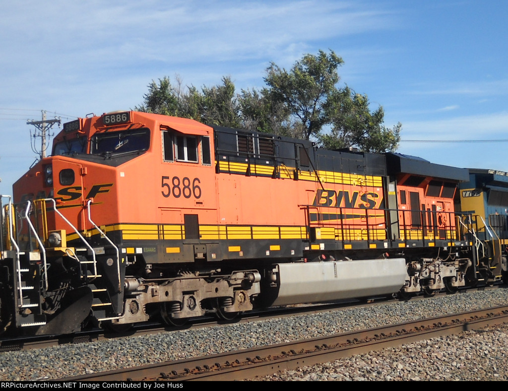 BNSF 5886